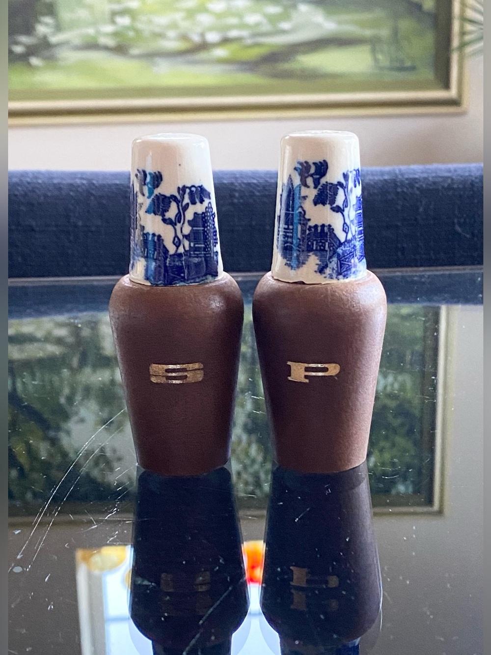 VTG Blue Willow Chinoiserie Blue White Ceramic & Wood Salt Pepper Shaker Set